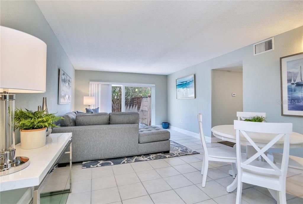 Recently Sold: $231,500 (1 beds, 1 baths, 674 Square Feet)