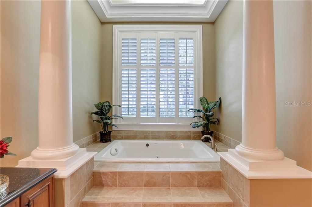 Недавно продано: $2,000,000 (6 спален, 6 ванн, 6459 Квадратных фут)