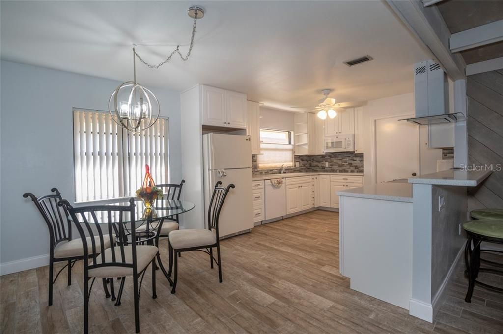 Recently Sold: $345,000 (2 beds, 2 baths, 1259 Square Feet)