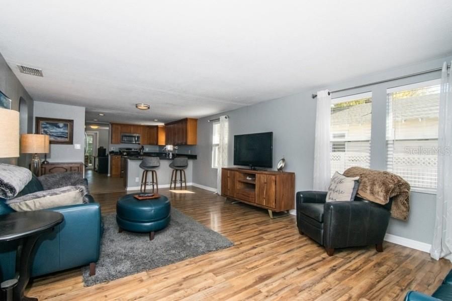 Recently Sold: $325,000 (2 beds, 1 baths, 1176 Square Feet)