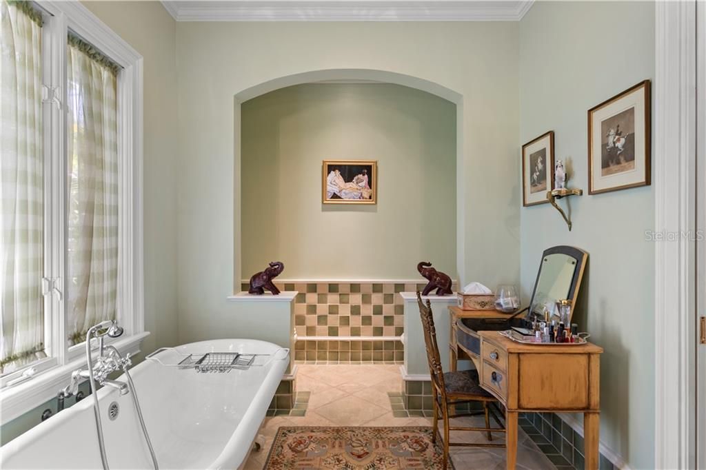 Недавно продано: $2,700,000 (4 спален, 4 ванн, 4266 Квадратных фут)