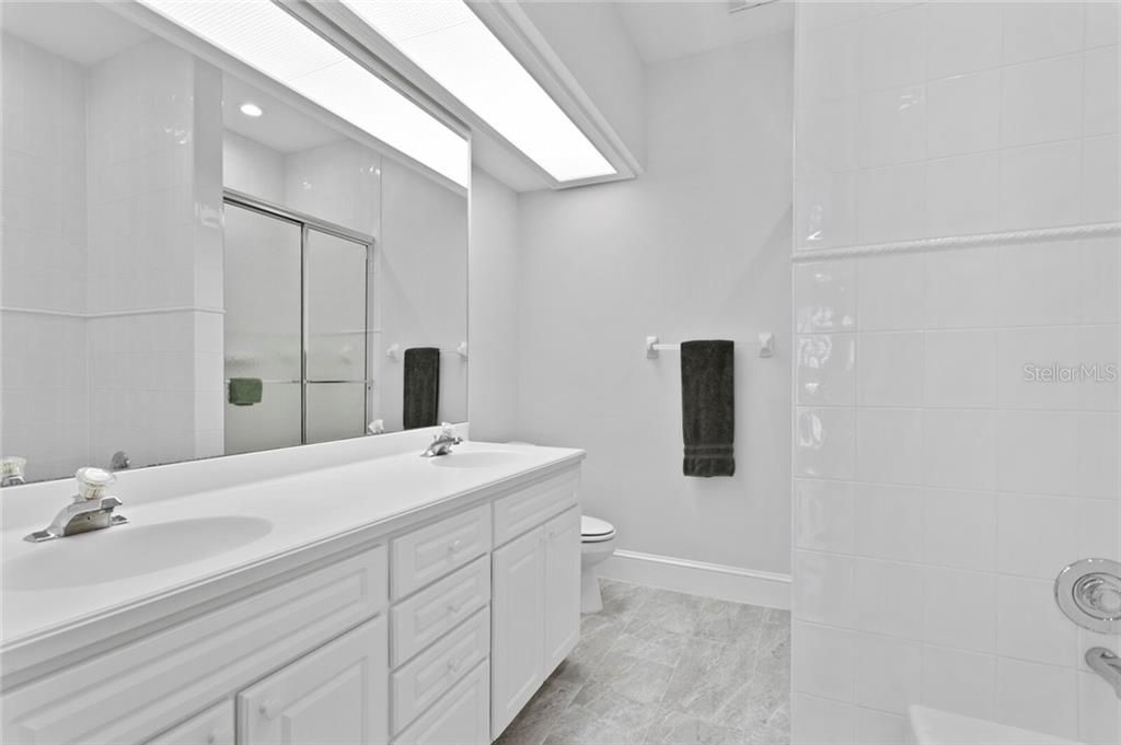最近售出: $1,300,000 (5 贝兹, 6 浴室, 6673 平方英尺)