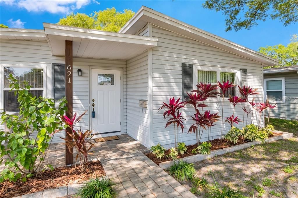 Recently Sold: $295,000 (2 beds, 1 baths, 888 Square Feet)