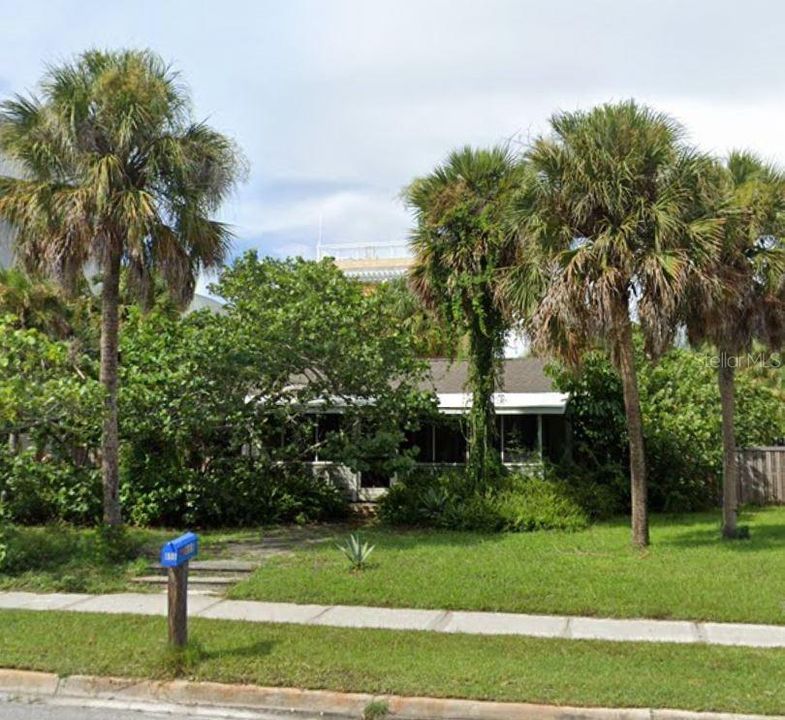 Recently Sold: $1,200,000 (2 beds, 1 baths, 824 Square Feet)