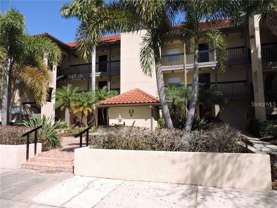 Recently Sold: $220,000 (2 beds, 2 baths, 976 Square Feet)