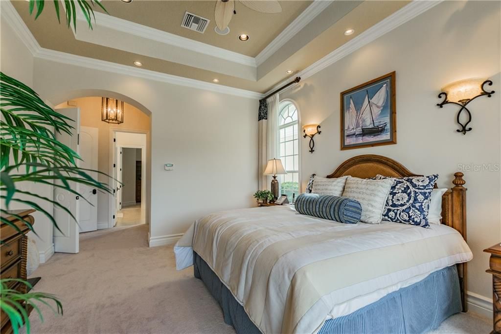 Recently Sold: $928,000 (5 beds, 5 baths, 4615 Square Feet)