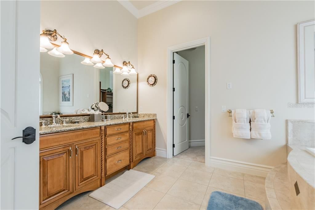 Recently Sold: $928,000 (5 beds, 5 baths, 4615 Square Feet)