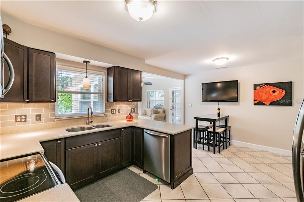Recently Sold: $329,900 (2 beds, 2 baths, 1140 Square Feet)