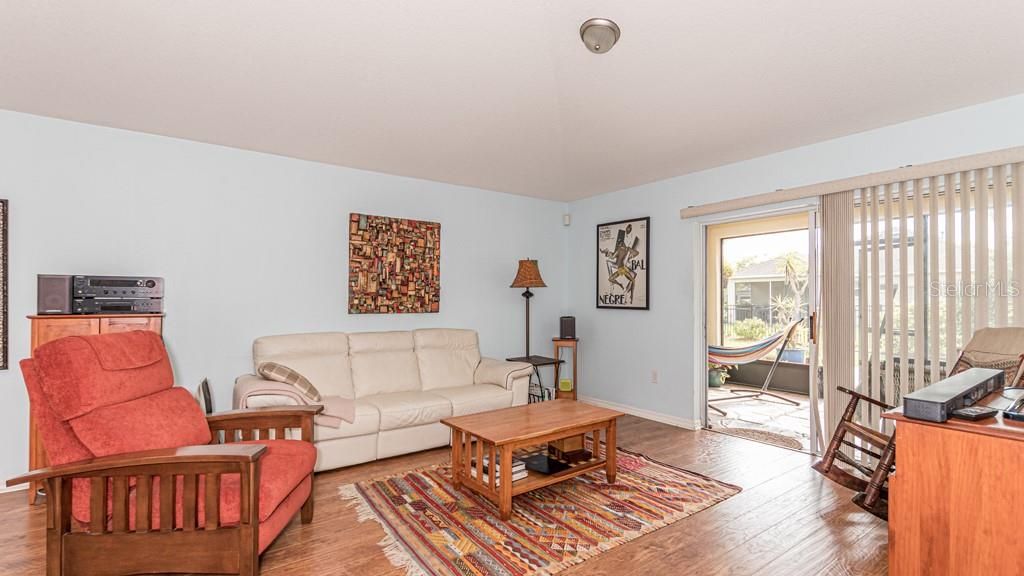 Recently Sold: $325,000 (3 beds, 2 baths, 1935 Square Feet)