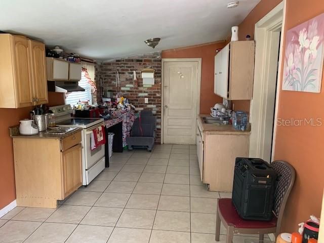 Recently Sold: $180,000 (3 beds, 2 baths, 1082 Square Feet)
