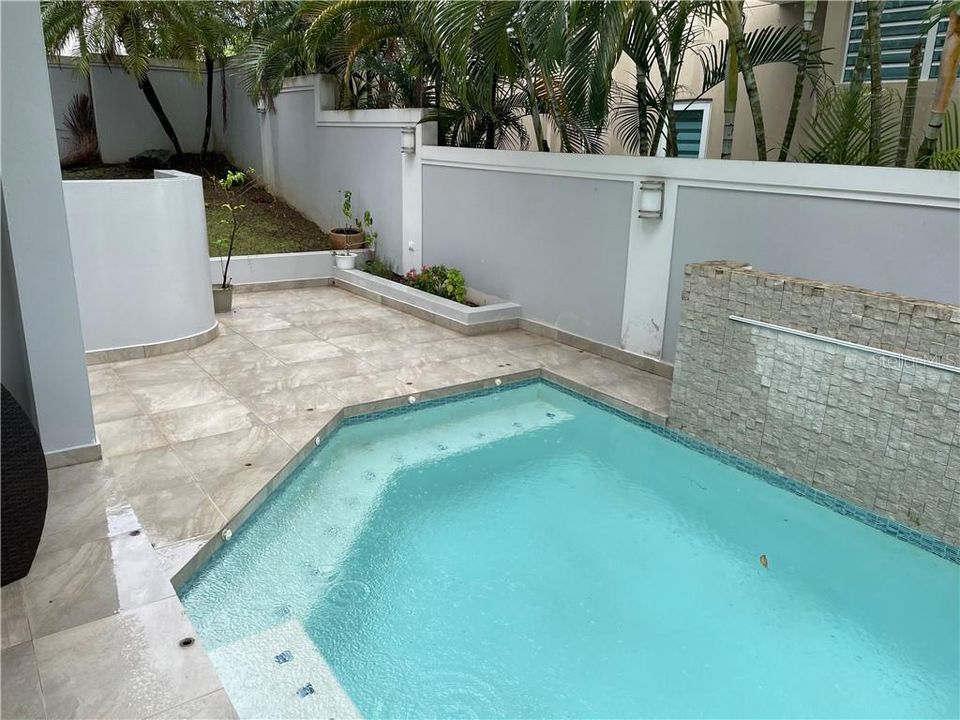 Vendido Recientemente: $540,000 (4 camas, 2 baños, 2487 Pies cuadrados)