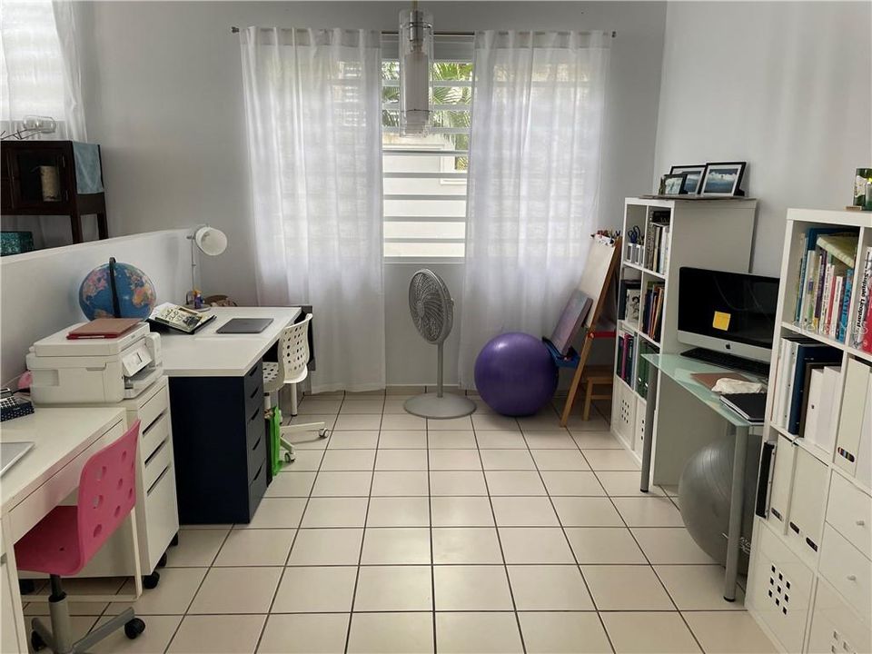 Vendido Recientemente: $540,000 (4 camas, 2 baños, 2487 Pies cuadrados)