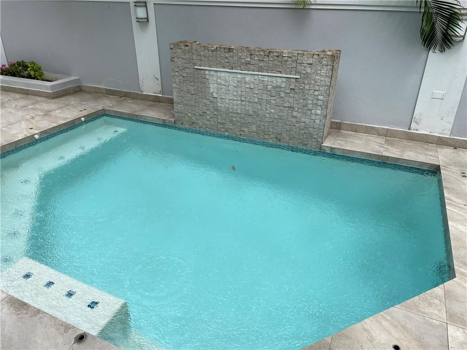 Vendido Recientemente: $540,000 (4 camas, 2 baños, 2487 Pies cuadrados)