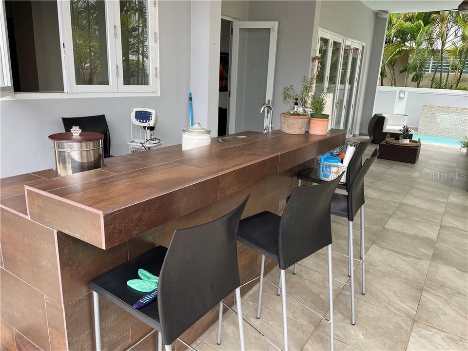 Vendido Recientemente: $540,000 (4 camas, 2 baños, 2487 Pies cuadrados)