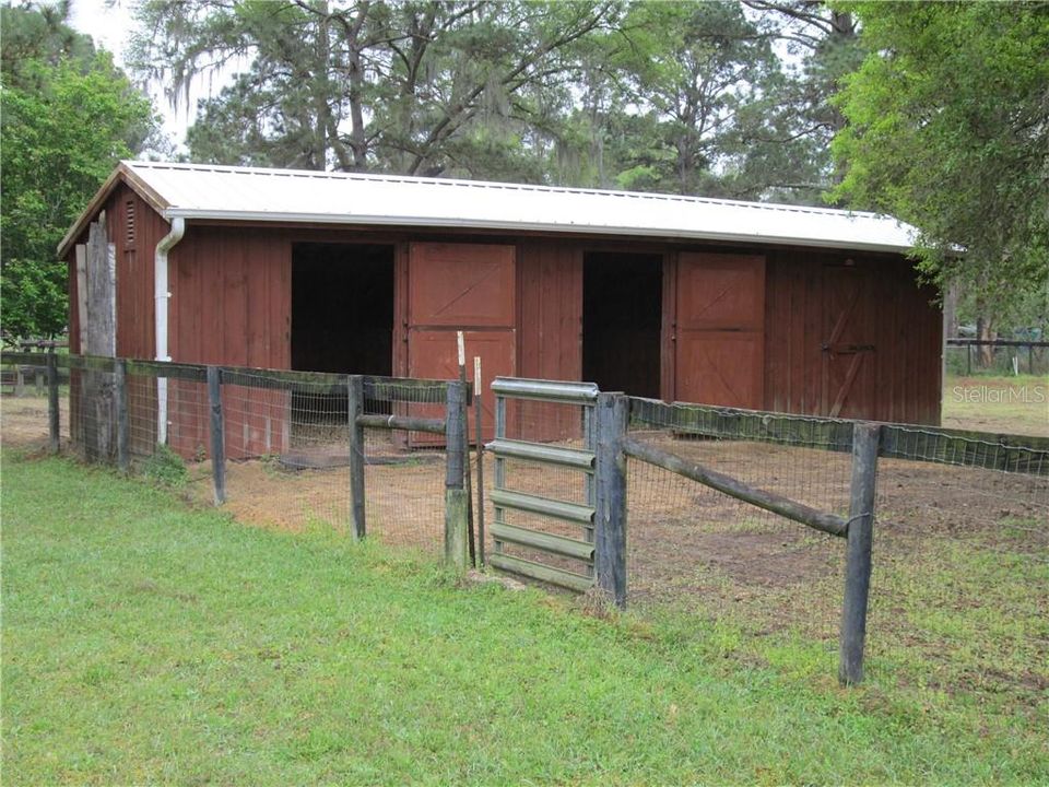 2 stall barn with feed room