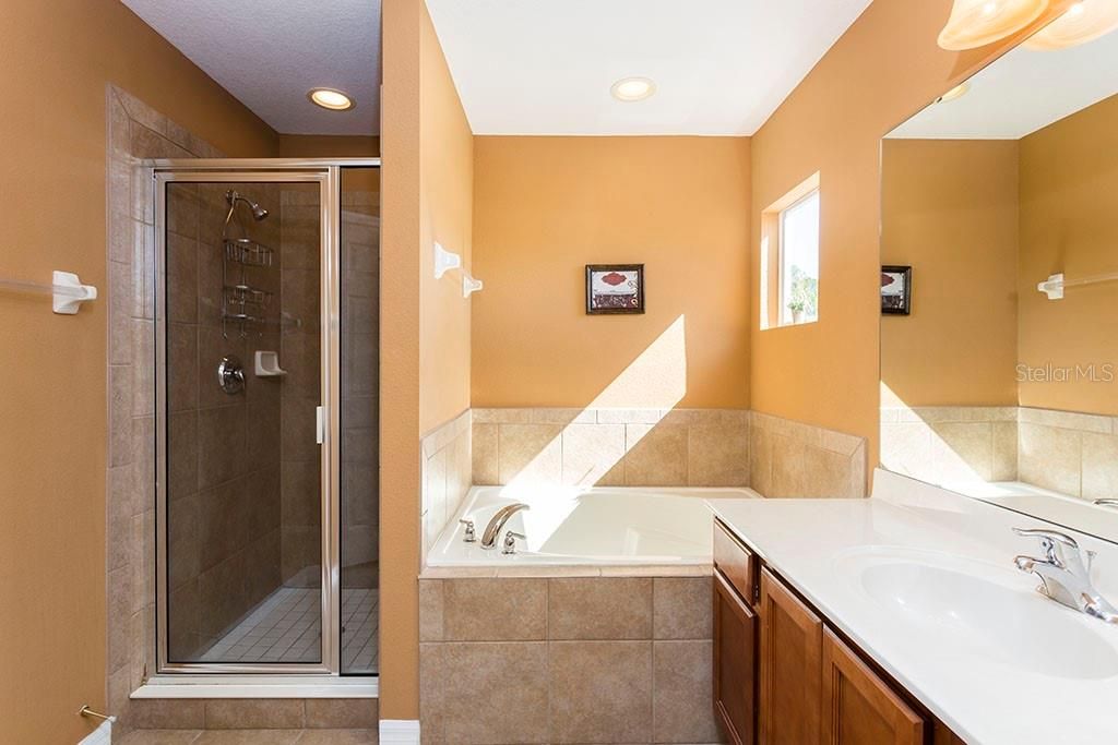 最近售出: $415,000 (6 贝兹, 5 浴室, 3505 平方英尺)