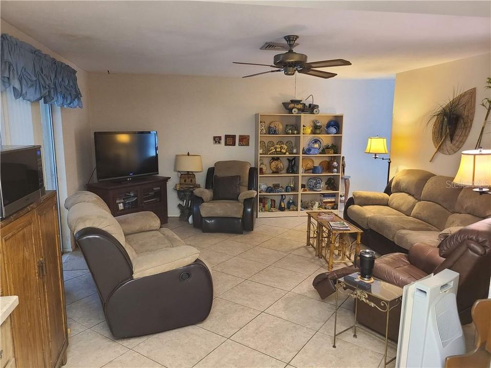 Recently Sold: $375,000 (4 beds, 2 baths, 1708 Square Feet)