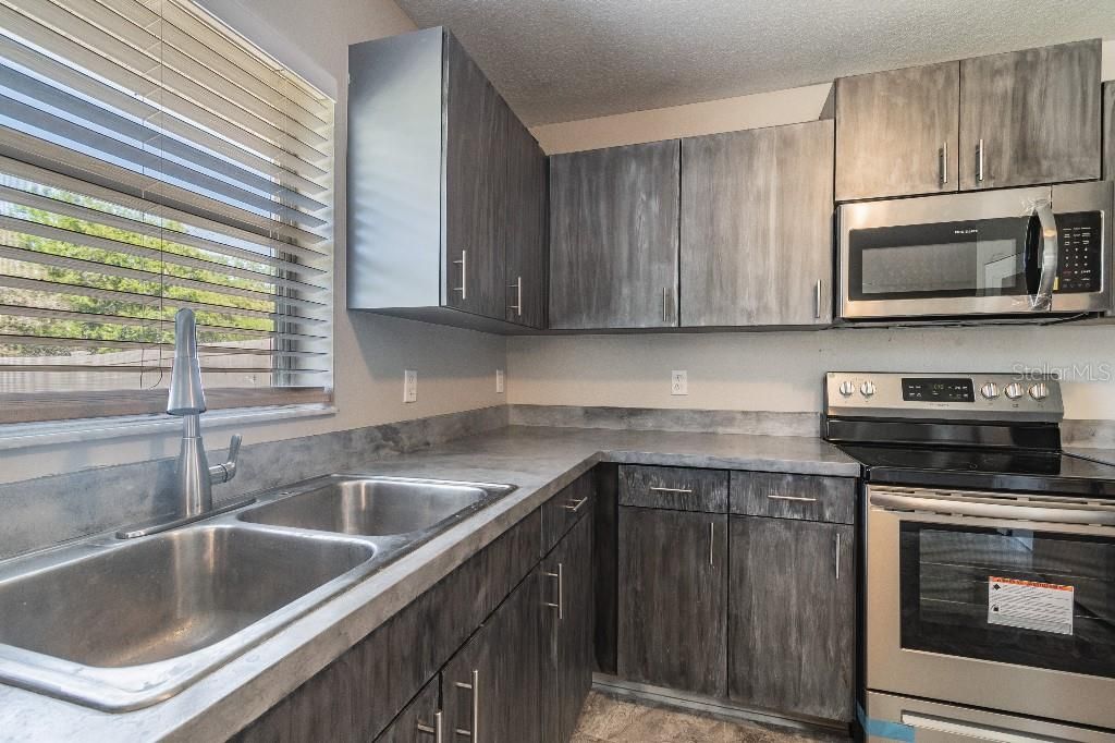 Recently Sold: $229,900 (3 beds, 2 baths, 1352 Square Feet)