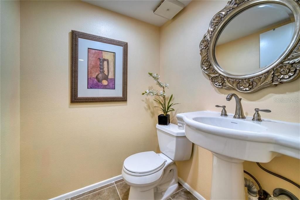 最近售出: $249,000 (1 贝兹, 1 浴室, 950 平方英尺)