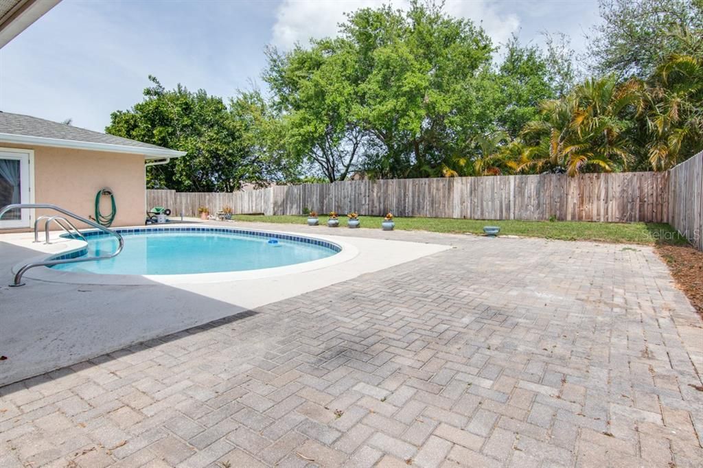 Recently Sold: $350,000 (4 beds, 3 baths, 1998 Square Feet)
