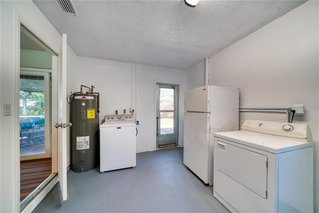 Recently Sold: $249,000 (2 beds, 1 baths, 1215 Square Feet)
