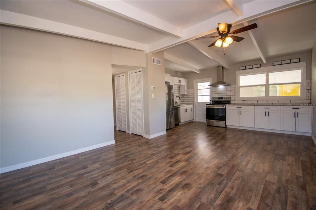 Recently Sold: $220,000 (3 beds, 1 baths, 888 Square Feet)