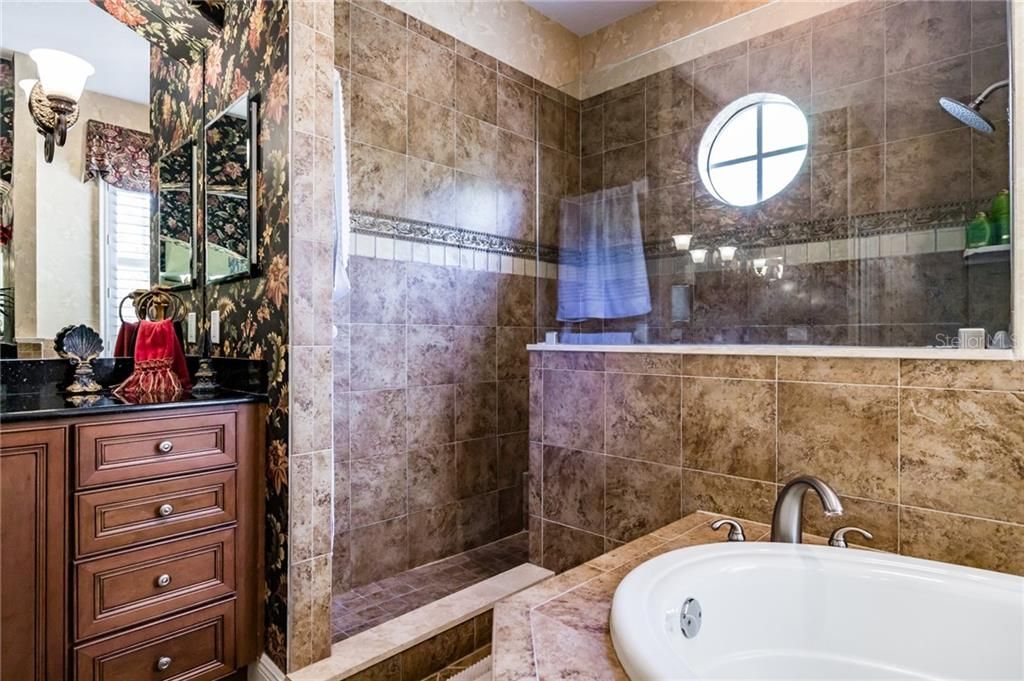 最近售出: $765,000 (4 贝兹, 3 浴室, 4252 平方英尺)