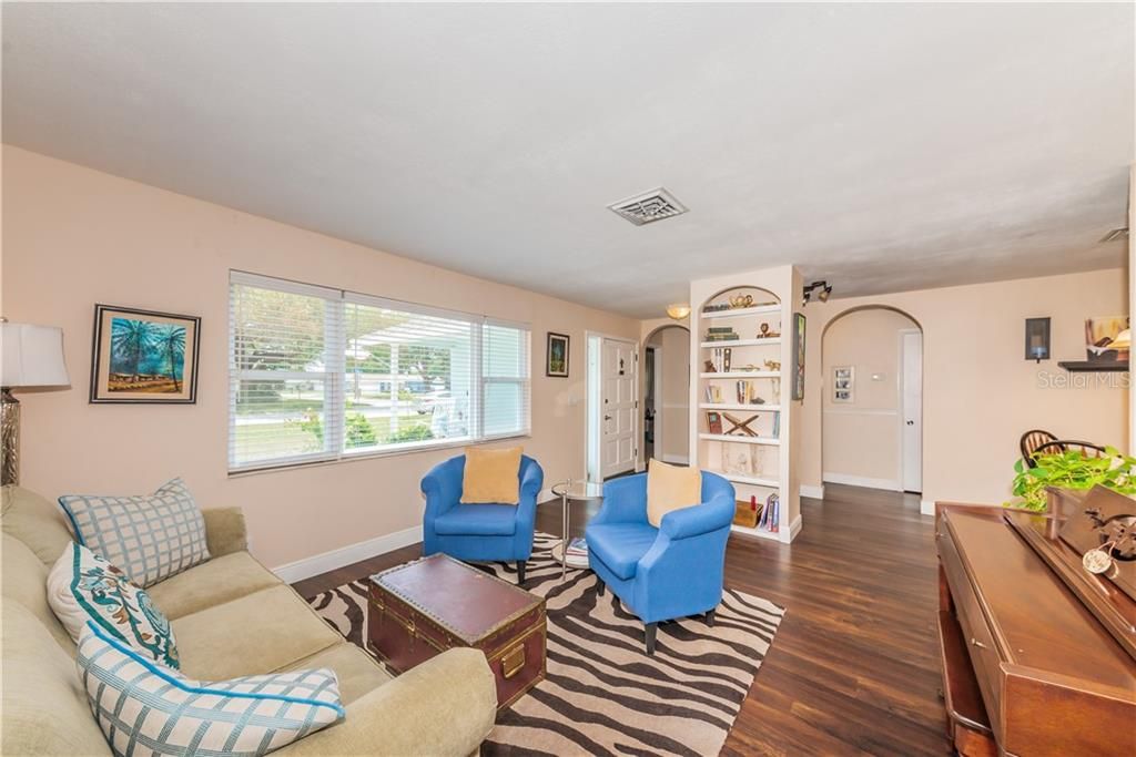 Recently Sold: $310,000 (3 beds, 2 baths, 1546 Square Feet)