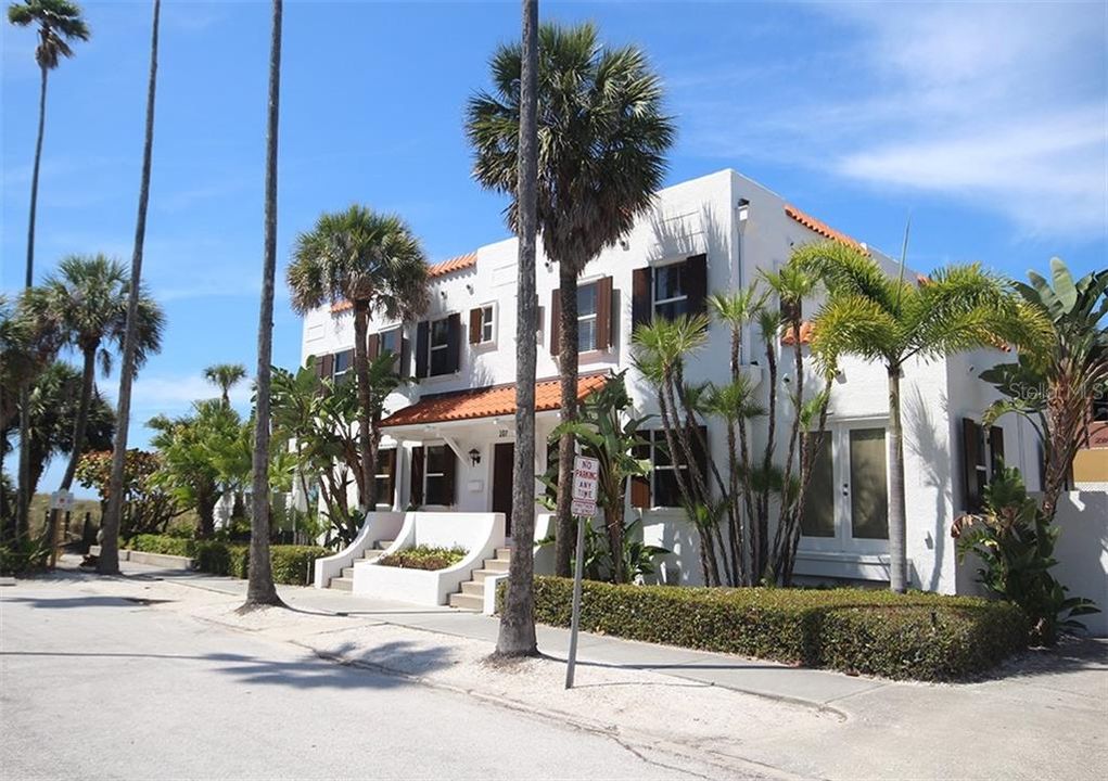 Recently Sold: $3,100,000 (4 beds, 3 baths, 2920 Square Feet)
