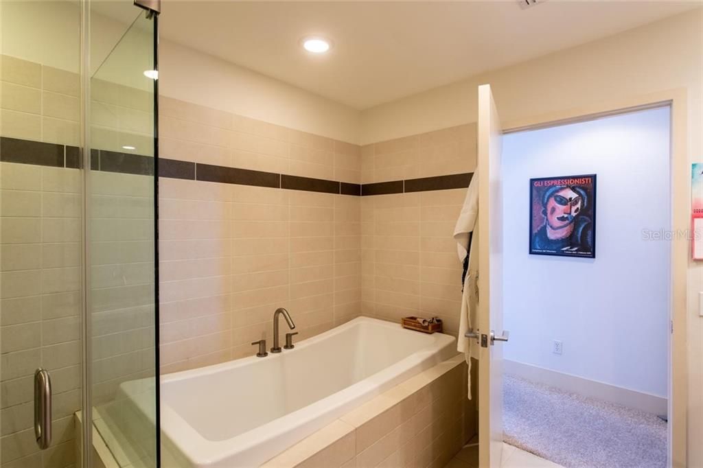 Recently Sold: $949,000 (2 beds, 2 baths, 1465 Square Feet)