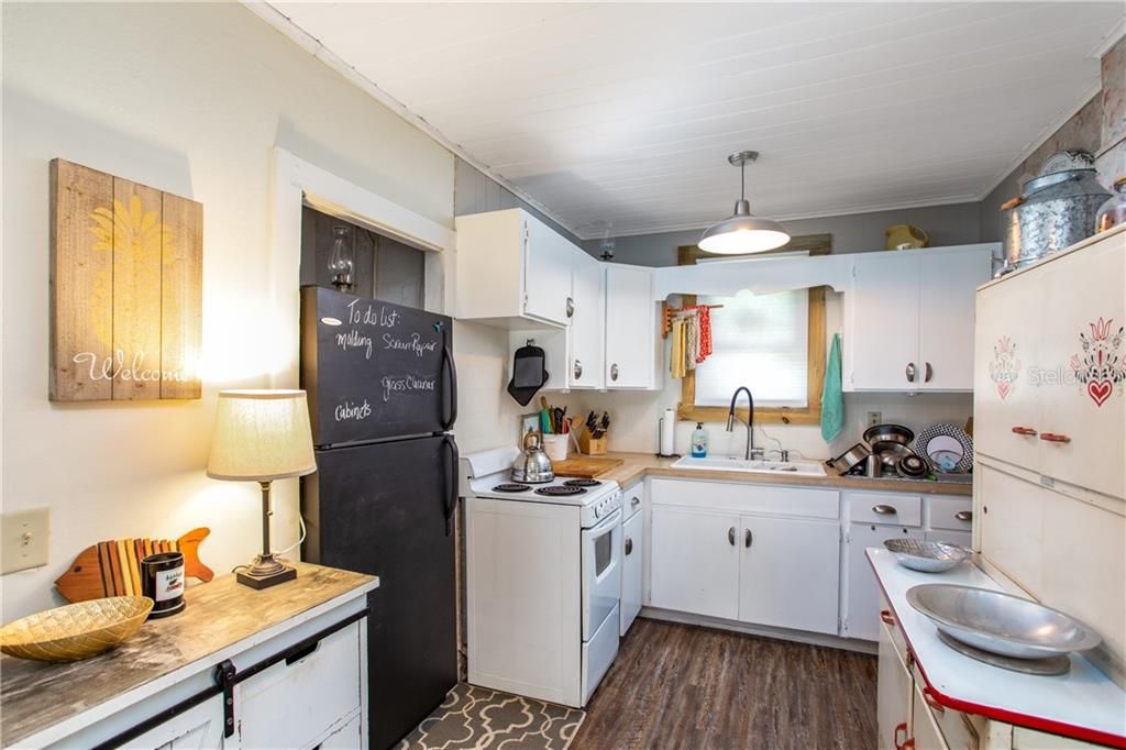 Recently Sold: $170,000 (1 beds, 1 baths, 812 Square Feet)