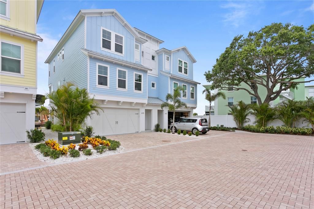 Recently Sold: $975,000 (3 beds, 3 baths, 2364 Square Feet)