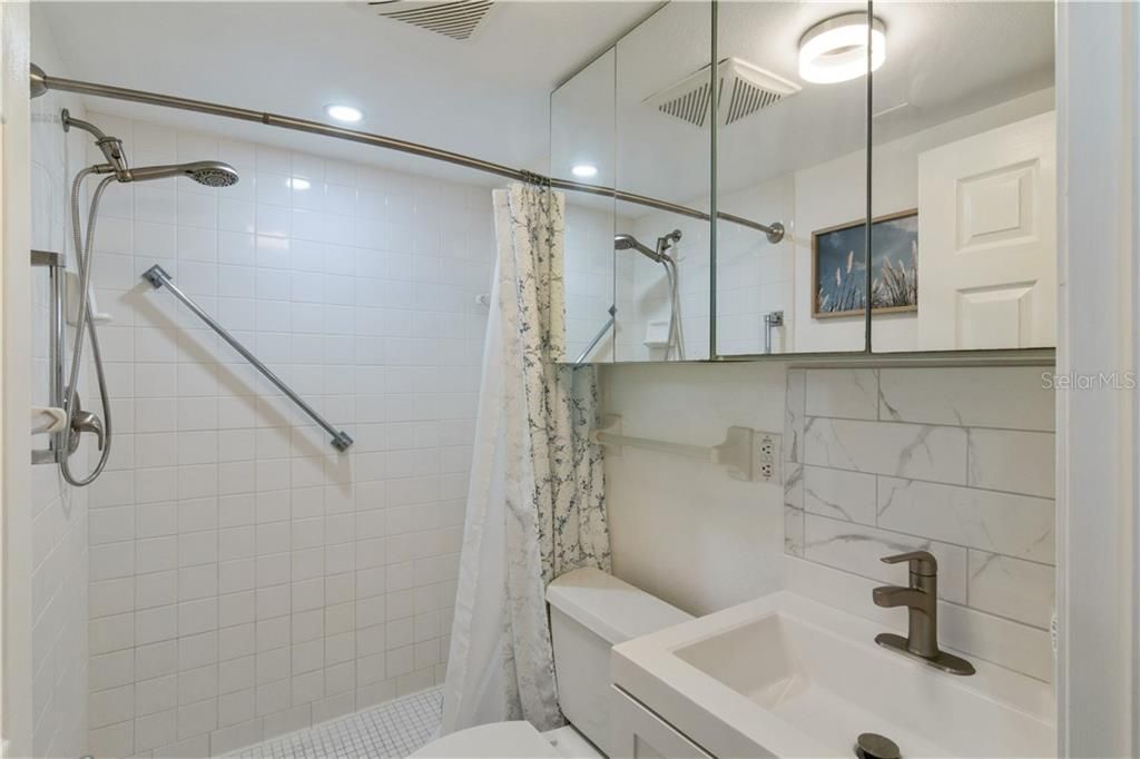 最近售出: $250,000 (1 贝兹, 1 浴室, 330 平方英尺)