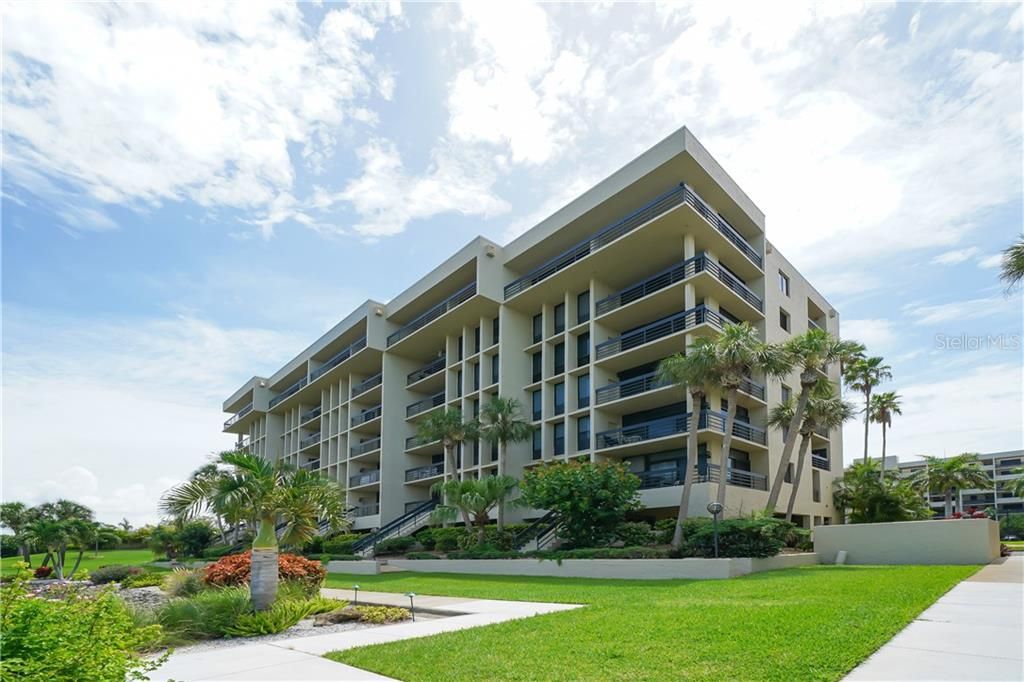 Recently Sold: $695,000 (2 beds, 2 baths, 1392 Square Feet)