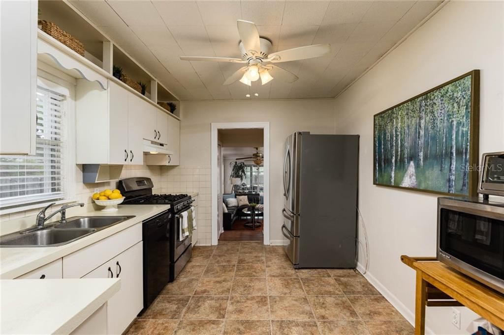 Recently Sold: $300,000 (2 beds, 2 baths, 1530 Square Feet)