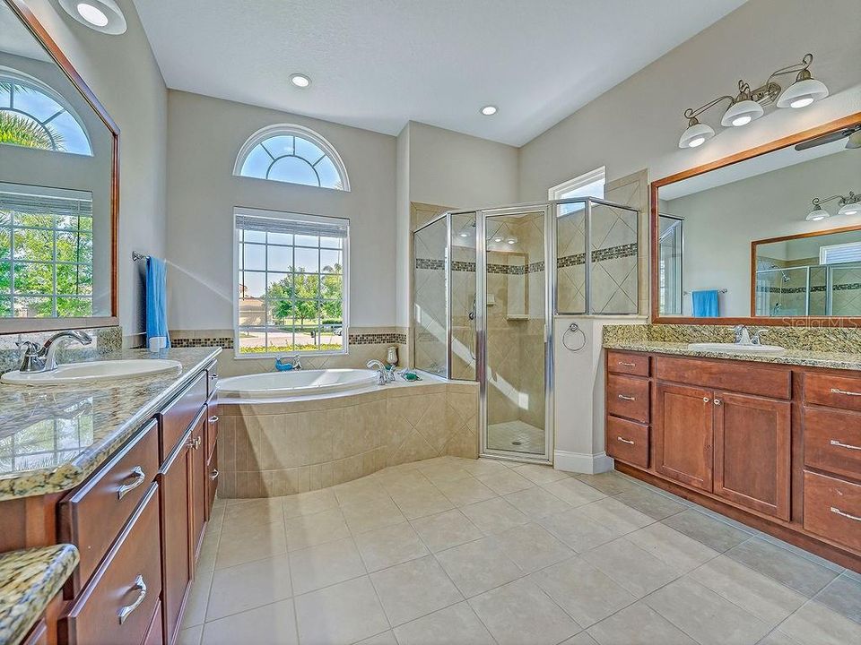 Недавно продано: $720,000 (4 спален, 4 ванн, 3886 Квадратных фут)