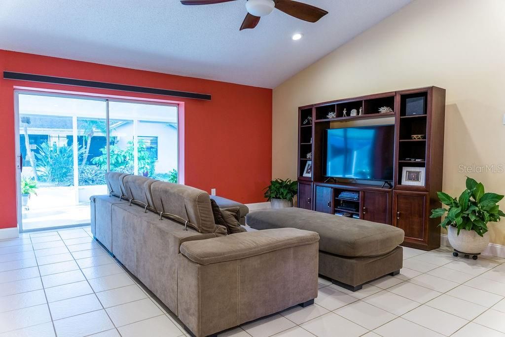 Recently Sold: $330,000 (3 beds, 2 baths, 1304 Square Feet)