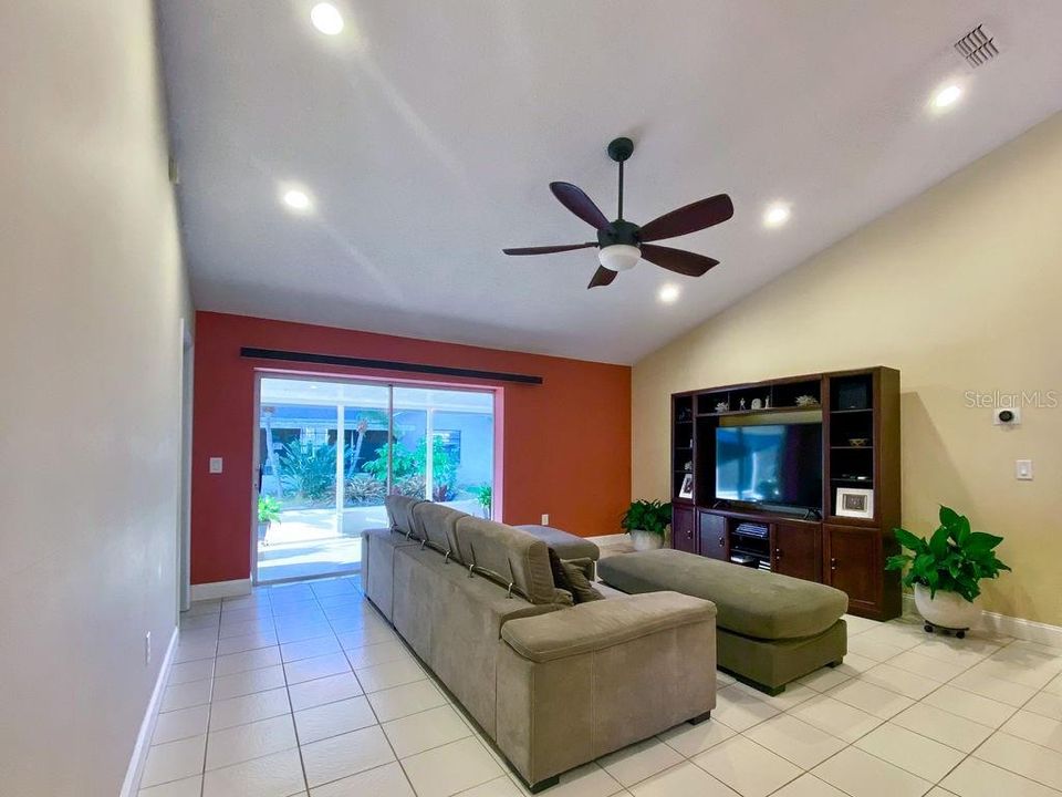 Recently Sold: $330,000 (3 beds, 2 baths, 1304 Square Feet)