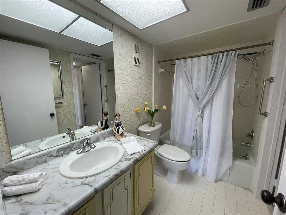 最近售出: $225,000 (1 贝兹, 1 浴室, 745 平方英尺)