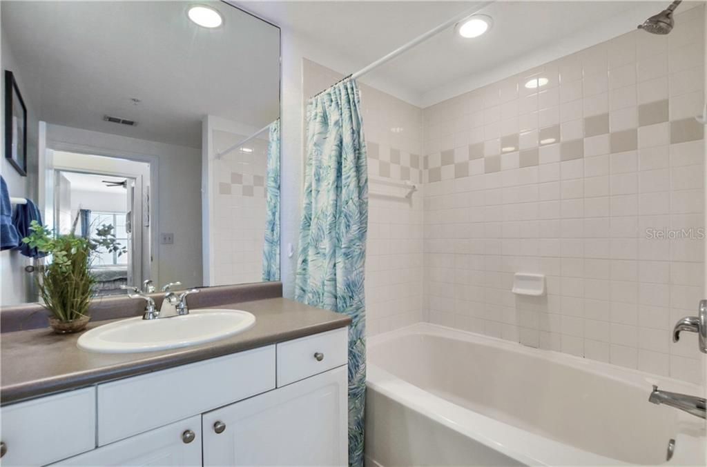最近售出: $295,000 (2 贝兹, 2 浴室, 1231 平方英尺)