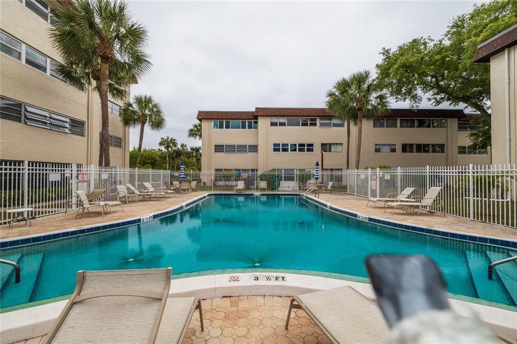 Recently Sold: $107,000 (1 beds, 1 baths, 985 Square Feet)