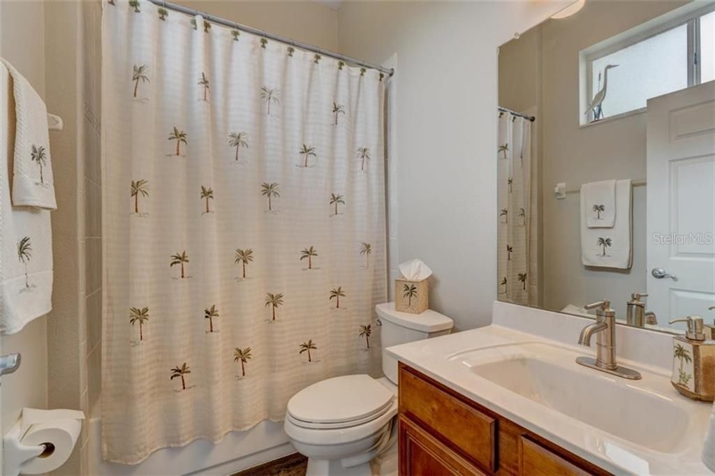 最近售出: $689,900 (4 贝兹, 3 浴室, 3402 平方英尺)