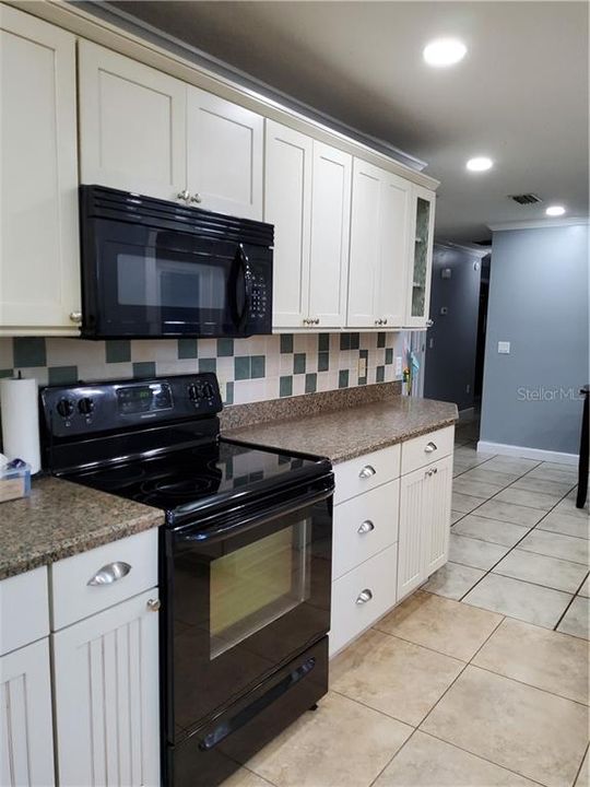 Recently Sold: $210,000 (3 beds, 2 baths, 1377 Square Feet)