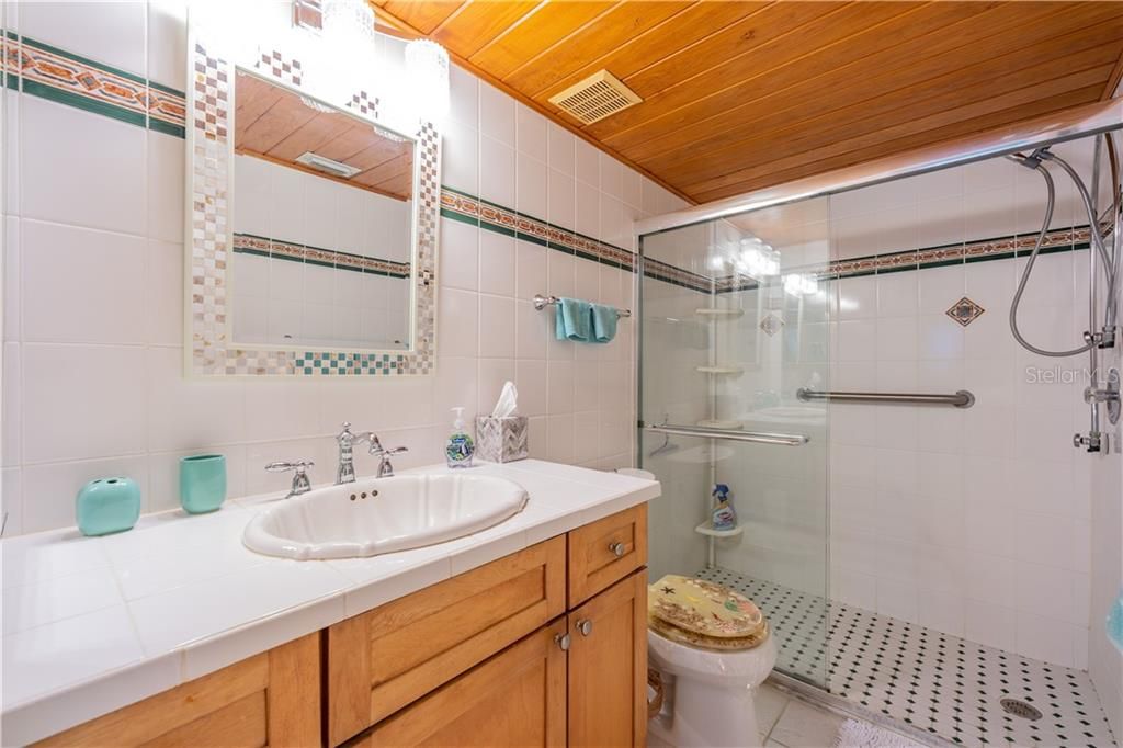 最近售出: $350,000 (2 贝兹, 2 浴室, 915 平方英尺)