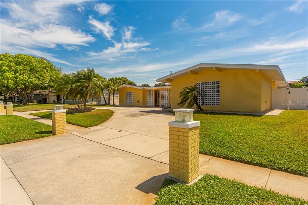 Recently Sold: $550,000 (3 beds, 3 baths, 2068 Square Feet)