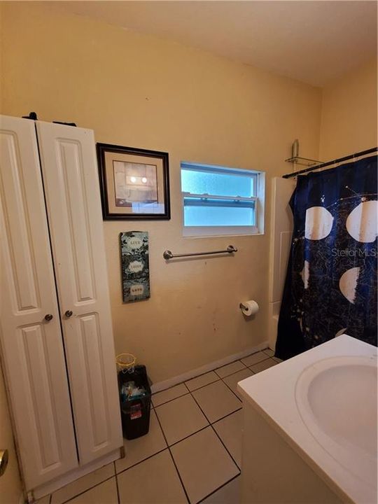 Recently Sold: $193,000 (3 beds, 1 baths, 869 Square Feet)