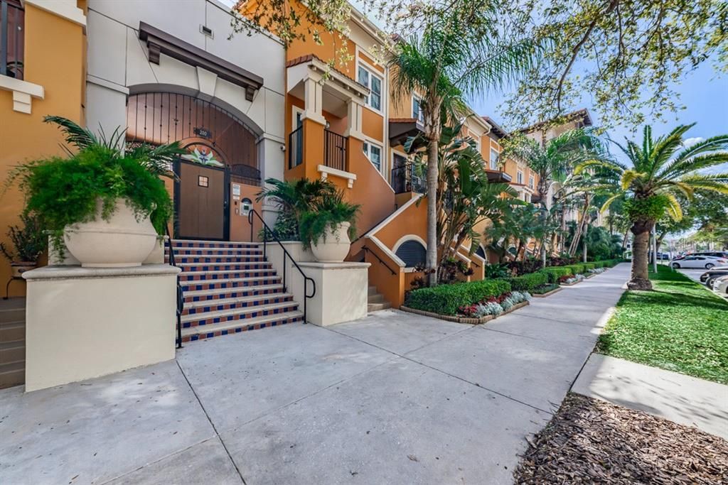 Recently Sold: $325,000 (1 beds, 1 baths, 743 Square Feet)
