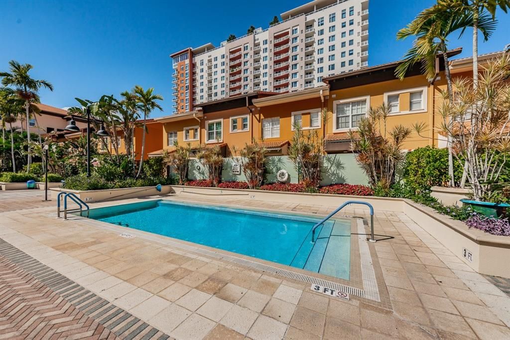 Recently Sold: $325,000 (1 beds, 1 baths, 743 Square Feet)