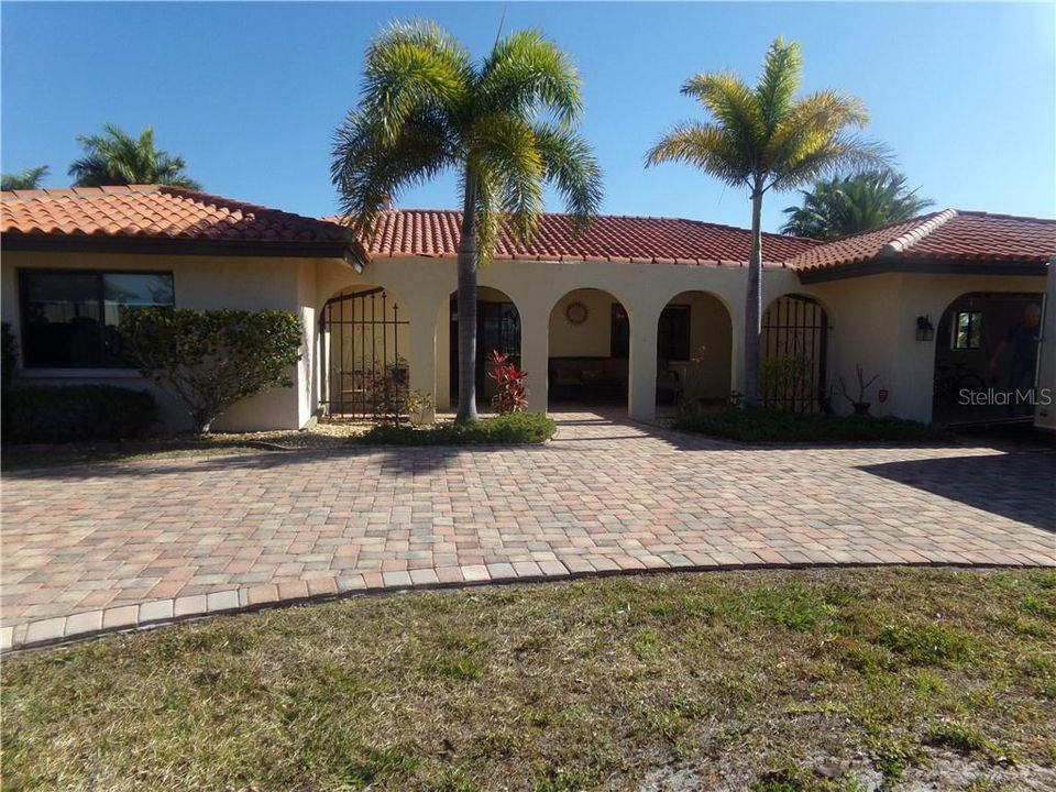 Recently Sold: $690,000 (3 beds, 3 baths, 2705 Square Feet)