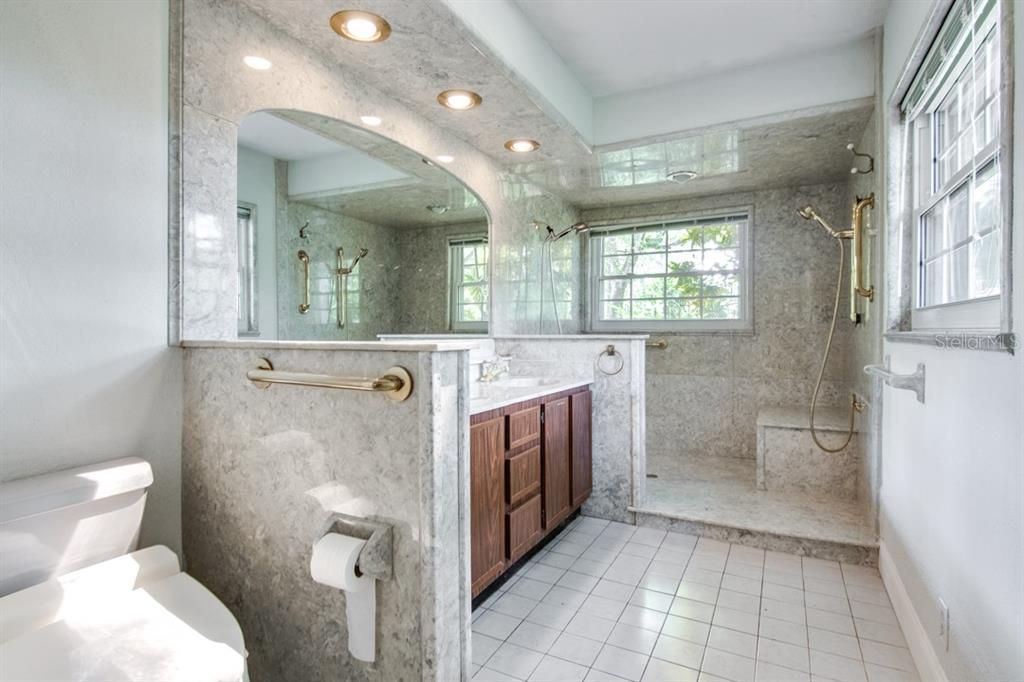最近售出: $700,000 (4 贝兹, 4 浴室, 4474 平方英尺)